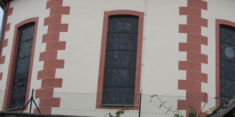 Bunte Kirchenfenster mit Wappen