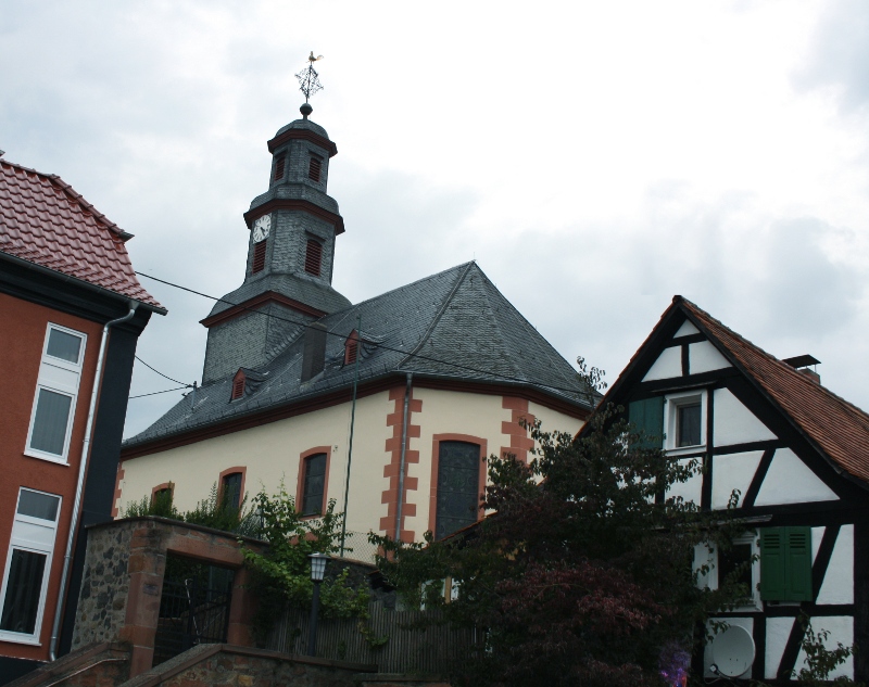 Blick auf die Kirche vom Vorplatz Mittelstr.